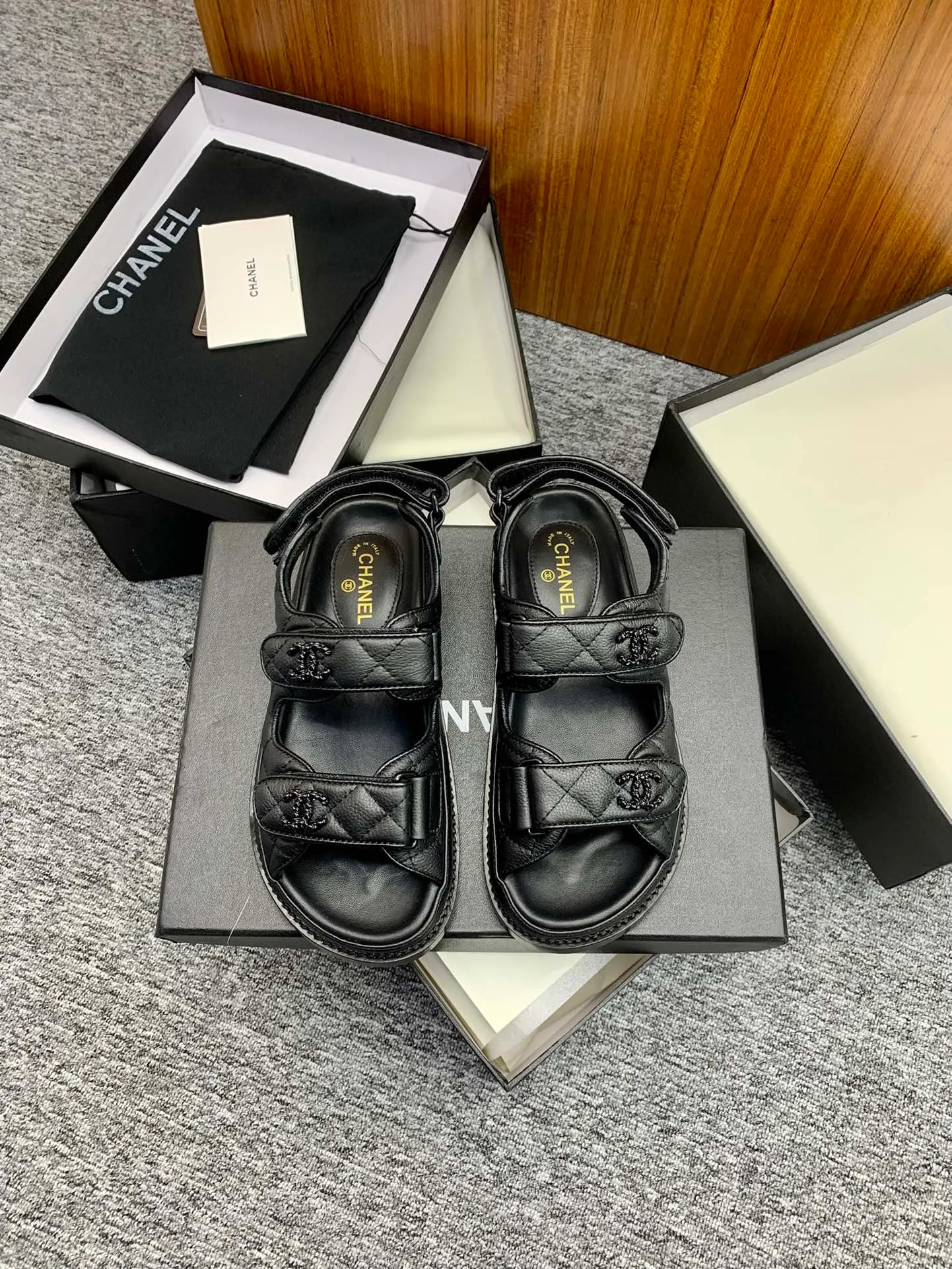 👟👟Ex-factory price 480👟👟 👑Crown👑Top purchasing version✈️ CHANEL Xiaoxiang 2022 spring and summer latest season double C Velcro casual sandals! Summer beach sandals 🏖️! A sandal that is super comfortable on your feet! A must-have classic! ✊Adhere to the original 1:1 mold customization! Feel free to compare! Give you a genuine foot feel! The first choice for high-end customers to purchase ❤️ [Material] 👑 Fabric: Original customized pebbled cowhide/satin buckle 👑 Lining: Original imported water-dyed sheepskin 👑 Outsole: Original open-molded genuine leather outsole [Number of yards] 35-41 (⚠️34/41 needs to be customized, non-refundable and non-exchangeable) [Packaging] 🎁Configured with original packaging